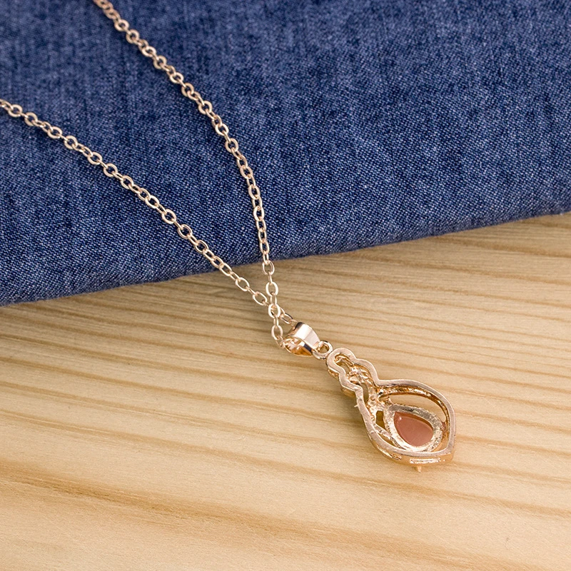 

Luxury Hibiscus Gold Rose Crystal High-grade Women's Elegant Hot-Selling Short Clavicle Necklace Necklace Pink