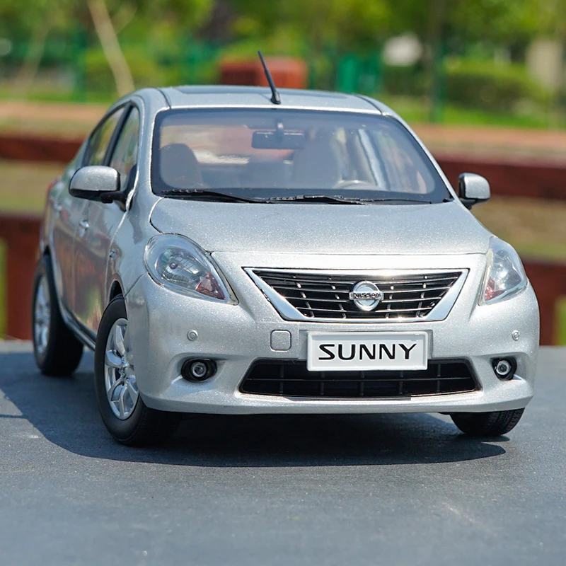 

Original factory authentic 1:18 Nissan Sunny diecast car model with small gift