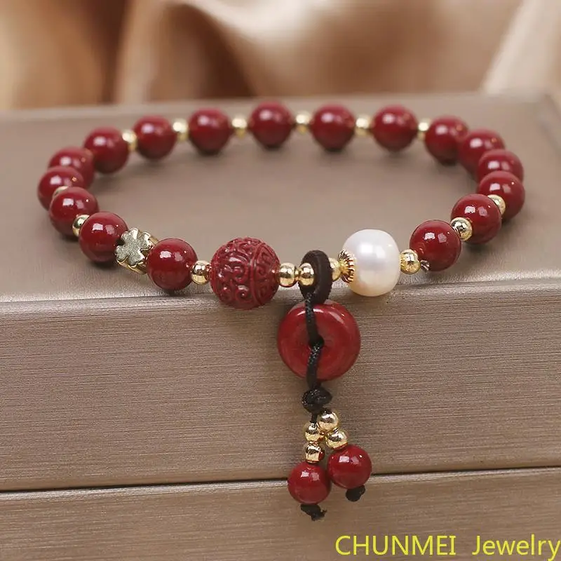 

Женский браслет с подвеской-пряжкой, украшенный бисером