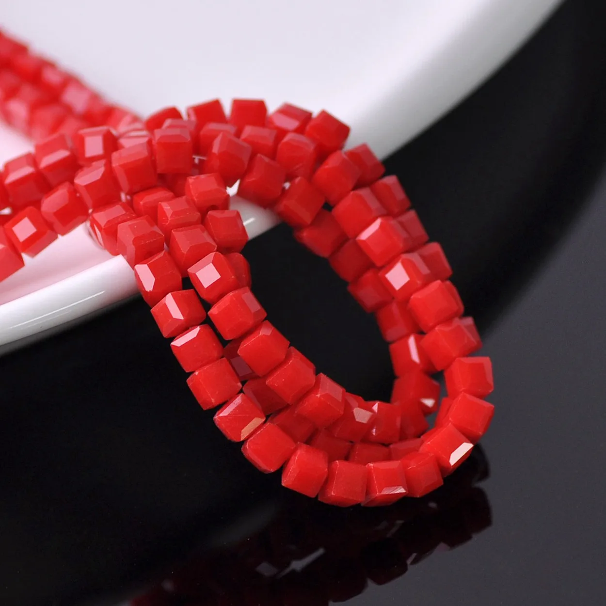 200 шт. непрозрачные красные 3 мм маленькие квадратные граненые Чешские