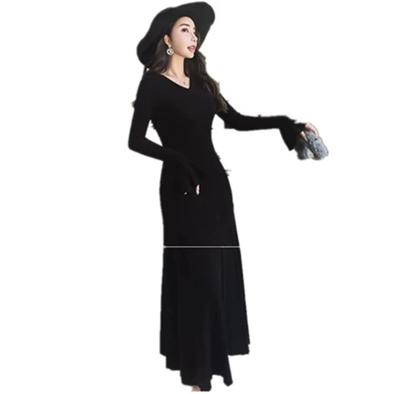 

Женское трикотажное платье-свитер с расклешенным рукавом и V-образным вырезом