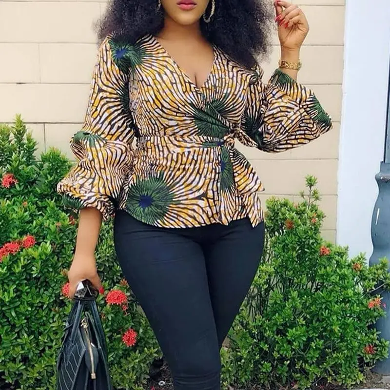 Блузка с v образным вырезом и цветным блочным принтом размера плюс в африканском