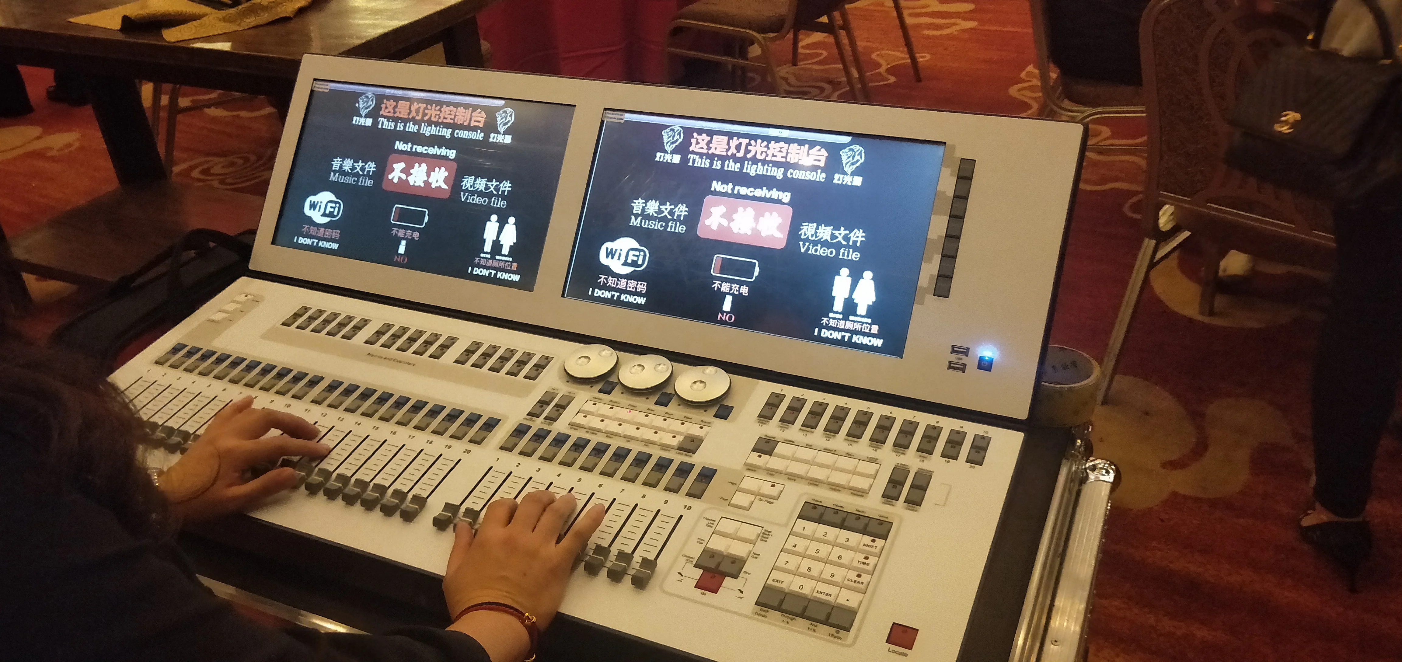 Стиль стабильный двойной экран tiger touch plus пульт освещения DMX titan программное обеспечение осветительное оборудование с flycase