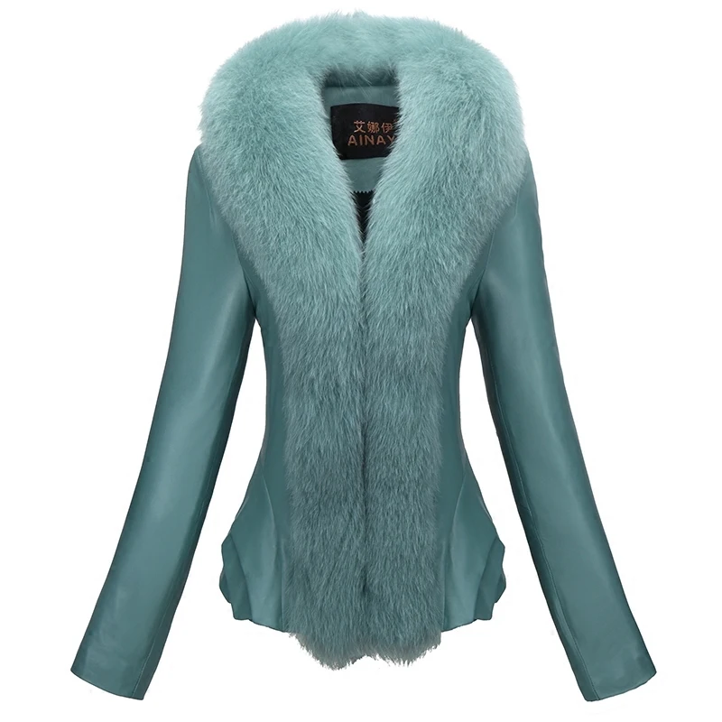 Женский пуховик из овчины с воротником из лисьего меха