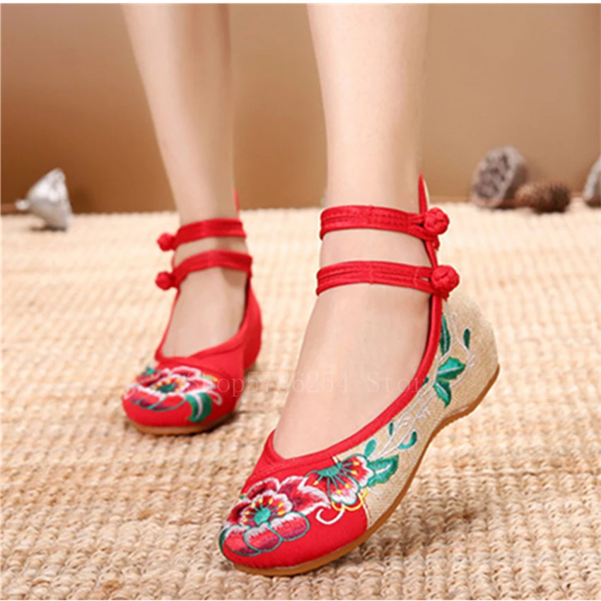 Женские туфли на плоской подошве с цветочной вышивкой