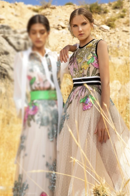 

2021 spring and summer new fashion contrast round neck stitching heavy industry embroidery dress