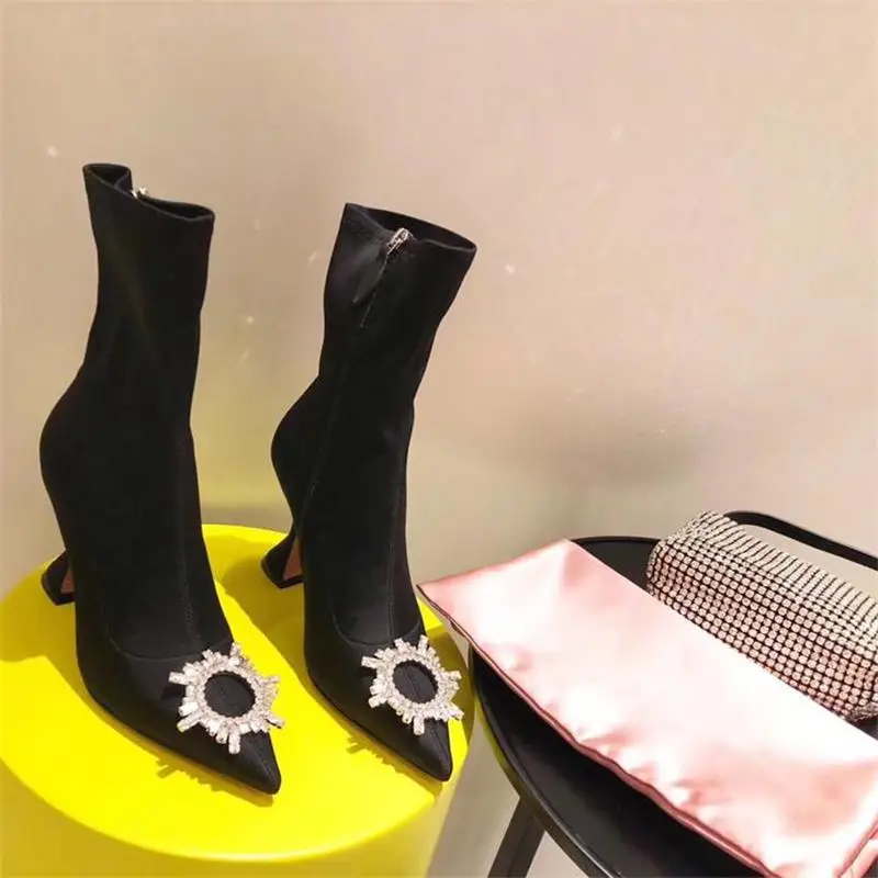 Scarpe donna/зимние женские ботильоны с острым носком; Цвет Черный; короткие женские туфли на высоком каблуке с цветочным узором и кристаллами; женская обувь; botas mujer