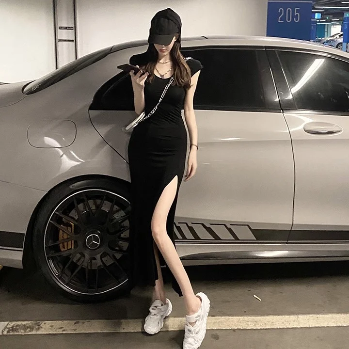 Женское платье с квадратным вырезом облегающее средней длины коротким рукавом и