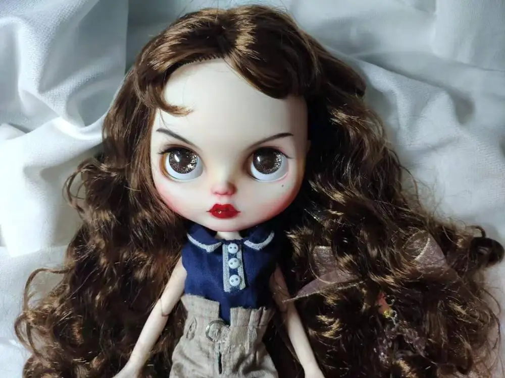 Кукла с коричневыми вьющимися волосами без одежды. | Игрушки и хобби