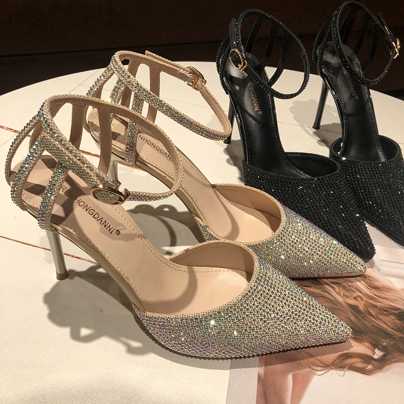 

Пикантные женские туфли на шпильке с острым носком с украшением с Стразы темперамент женская обувь на высоком толстом каблуке; Сандалии на ...