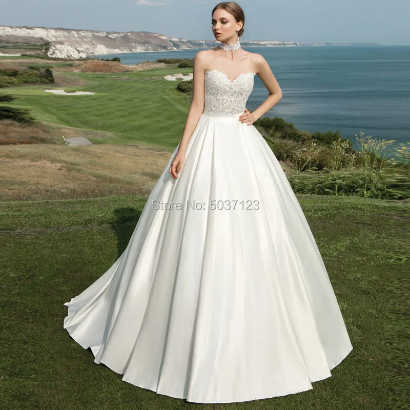 

Sexy Sweetheart Appliques Wedding Dresses Buttons Back A Line Satin Sweep Train Formal Bridal Gown with lace Necklace 2022