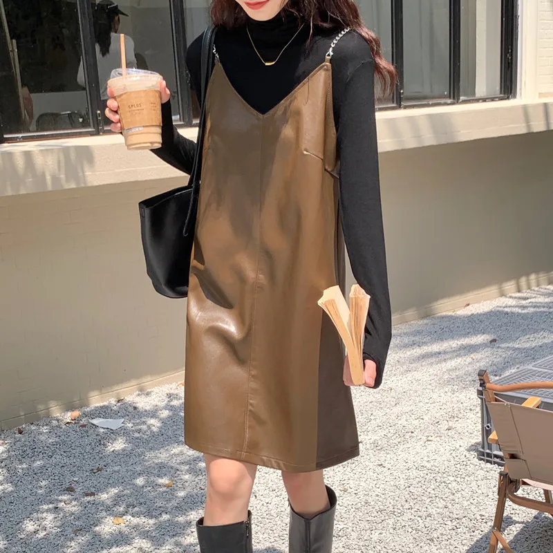 

Прямое мини-платье, футболка с высоким воротником, платье из искусственной кожи с подтяжками в стиле ретро + вязаный пуловер с высоким ворот...