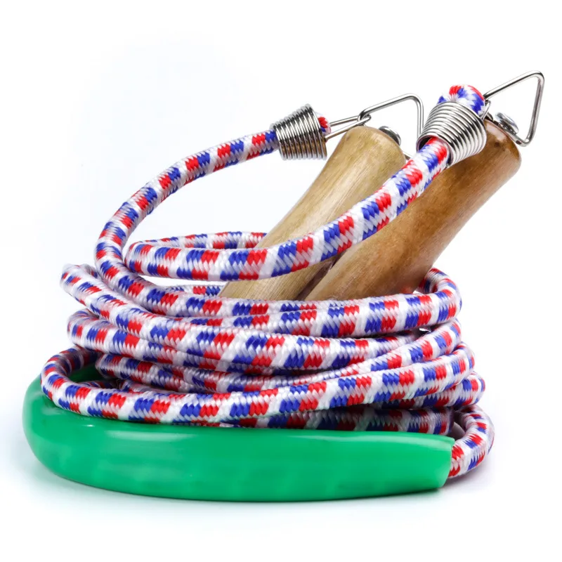 10-метровый групповой веревочный прыжок на многоперсонной качели для студентов, соревнующихся коллективно.