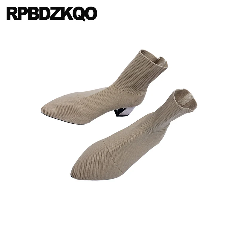 Недорогие модные осенние женские ботильоны на массивном каблуке сезон 2021