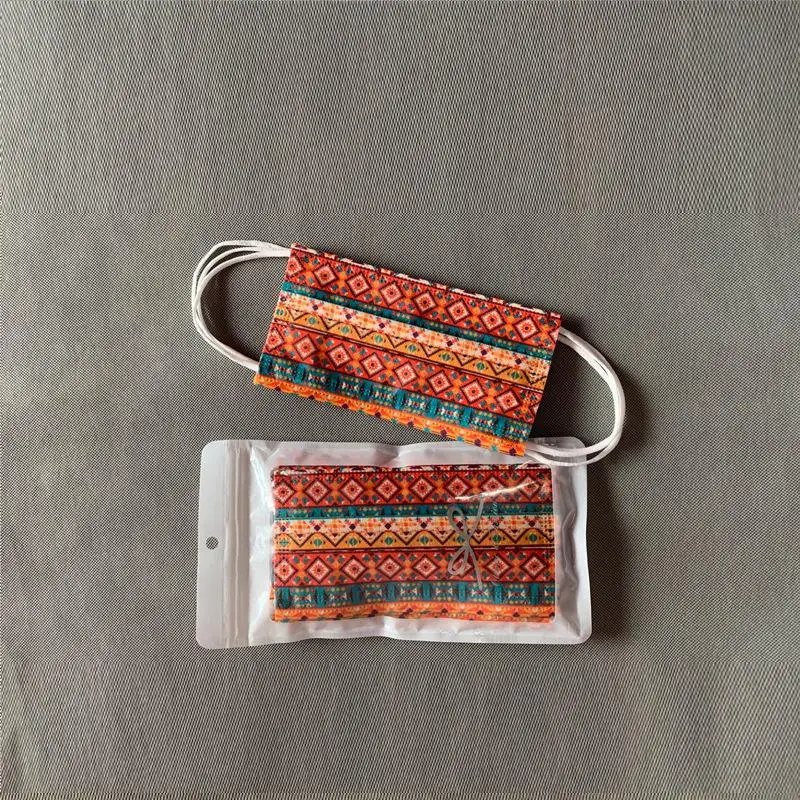 Маска одноразовая трехслойная из нетканого материала пылезащитная дышащая для