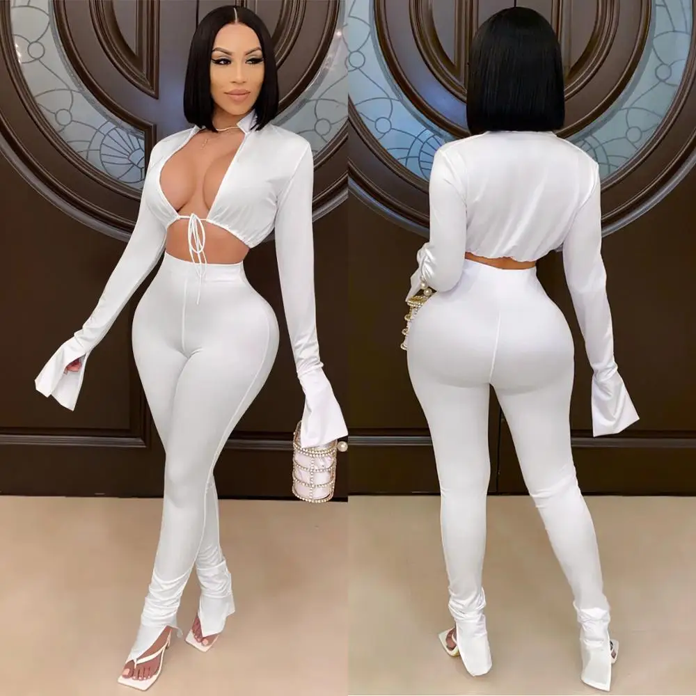 Девушка в шортах и топе на кровати. Made ya look. Женский комплект из двух предметов. Женский комплект из двух предметов. Топик и юбка.