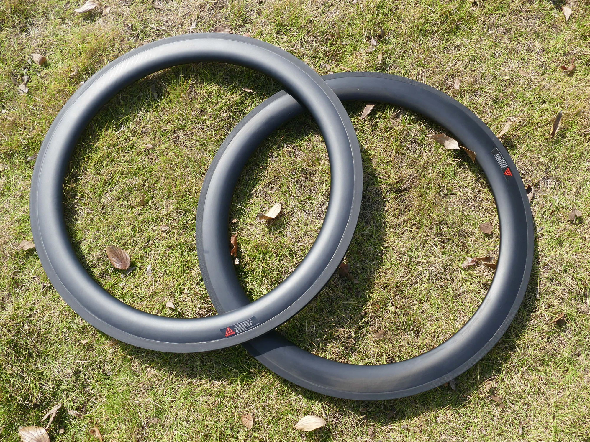 В комплект входит 1 пара-полностью карбоновый UD матовый дорожный велосипед