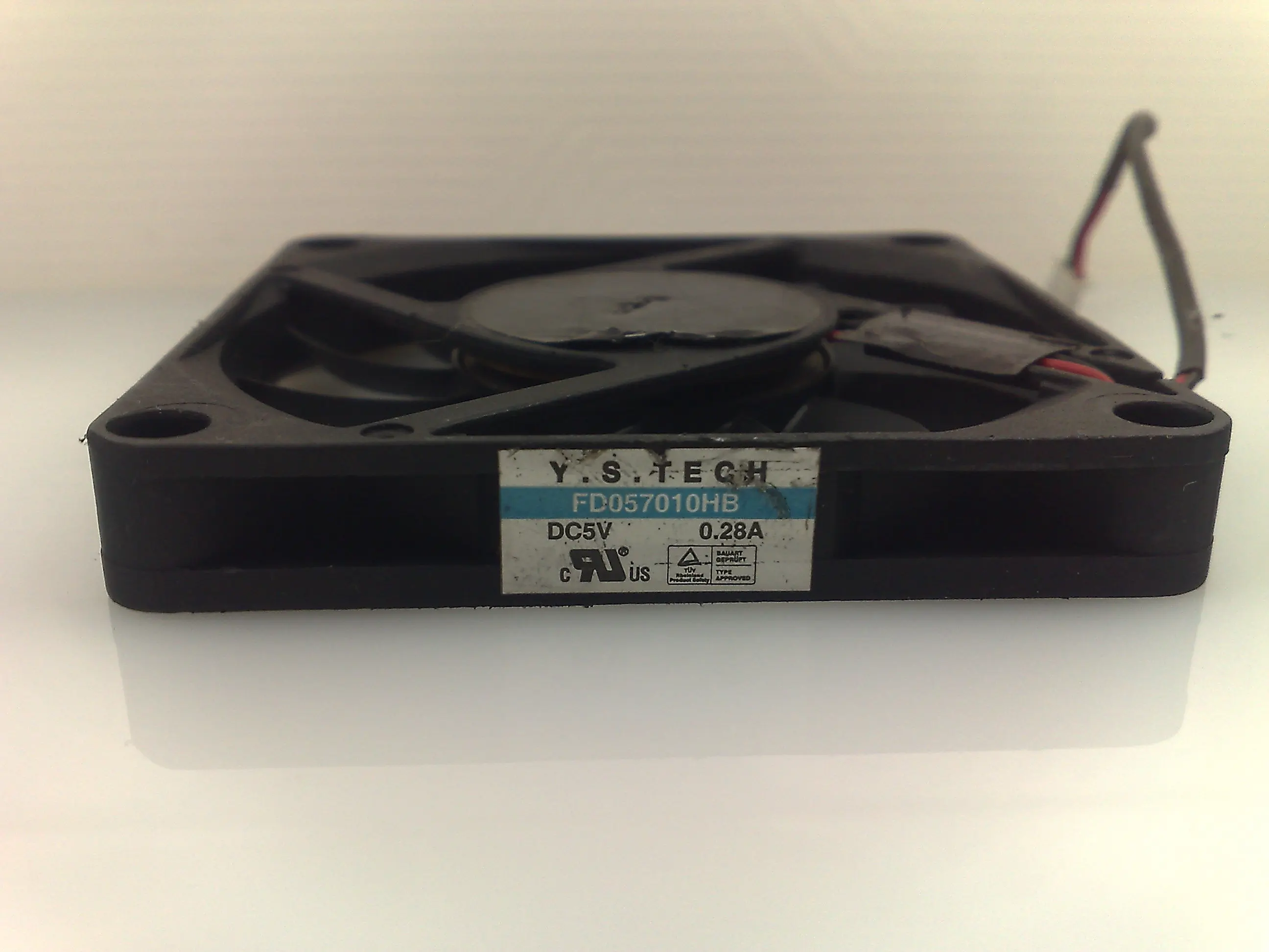 

NEW FD057010HB 5V 0.28A 7CM 7010 2wire Motor protection cooling