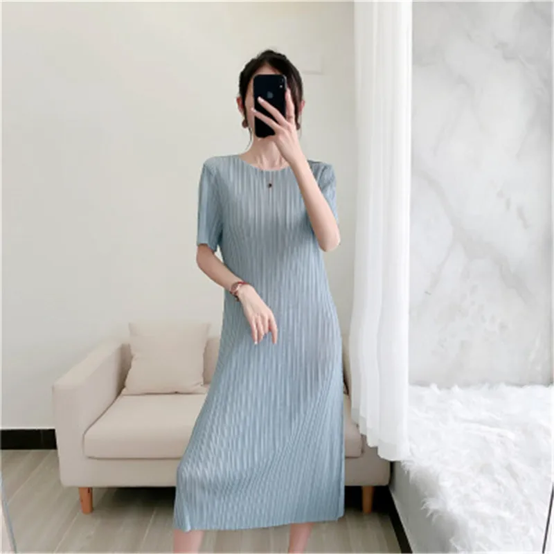 

2021 Summer New Miyake Pleated Dress Simple Fashion Comfortable Slim Mid-length Round Neck Short Sleeve Pleated Dress Women