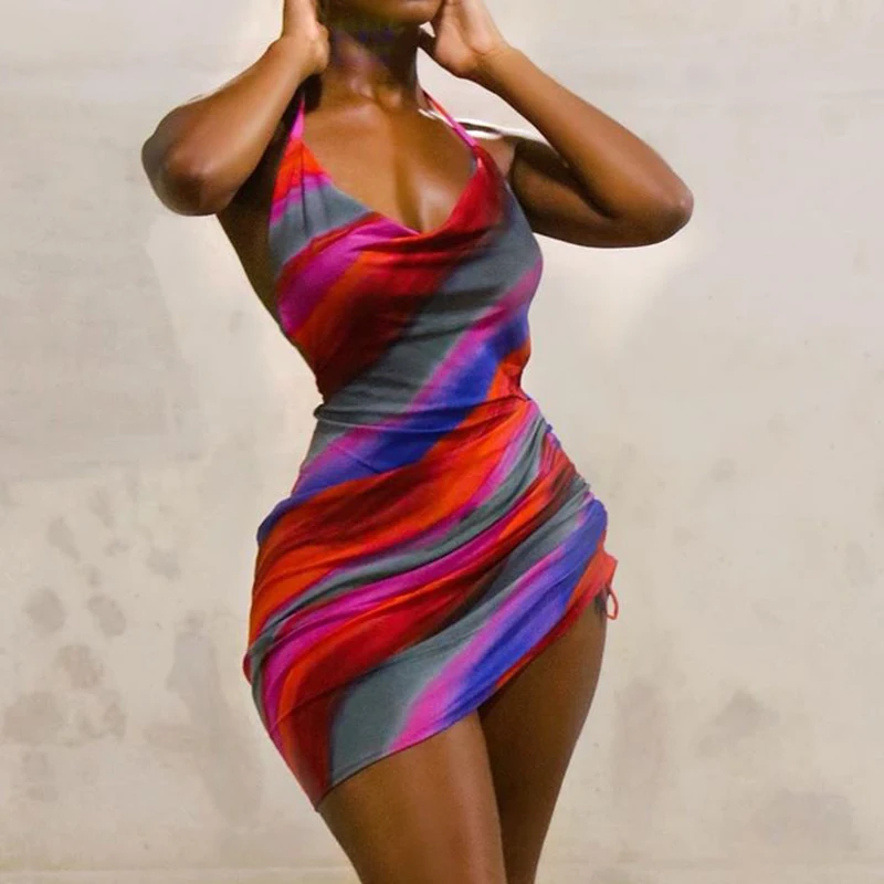 

Мини-платье в полоску с лямкой на шее и открытой спиной