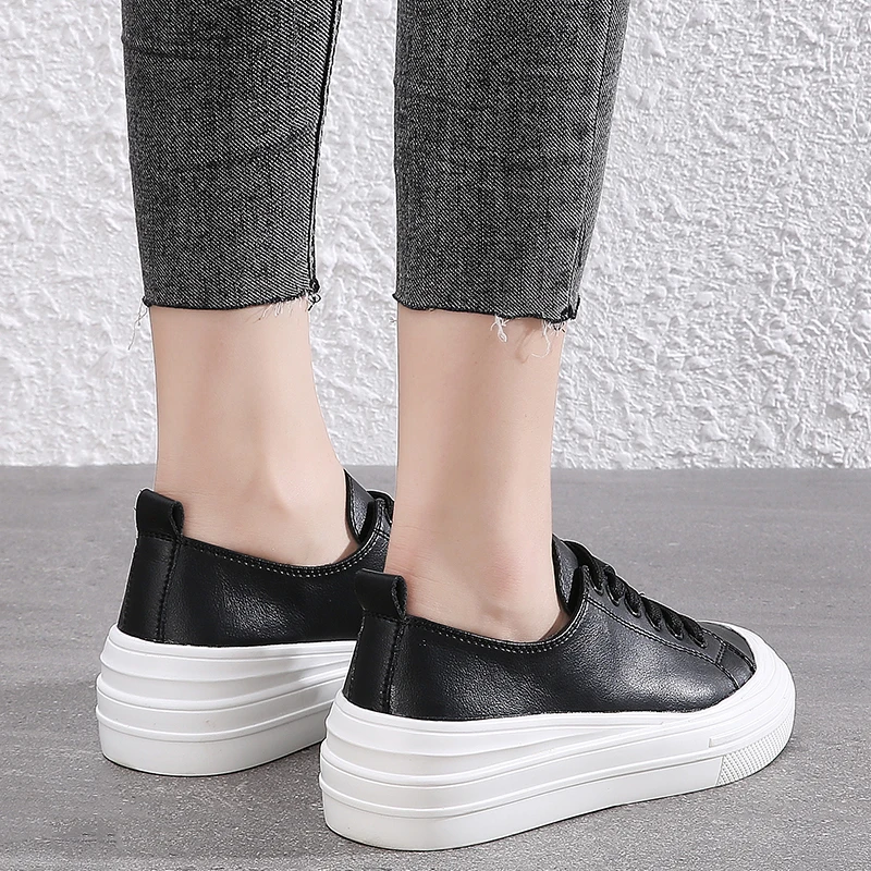 Женские теннисные туфли удобные дышащие черные или белые кроссовки на платформе