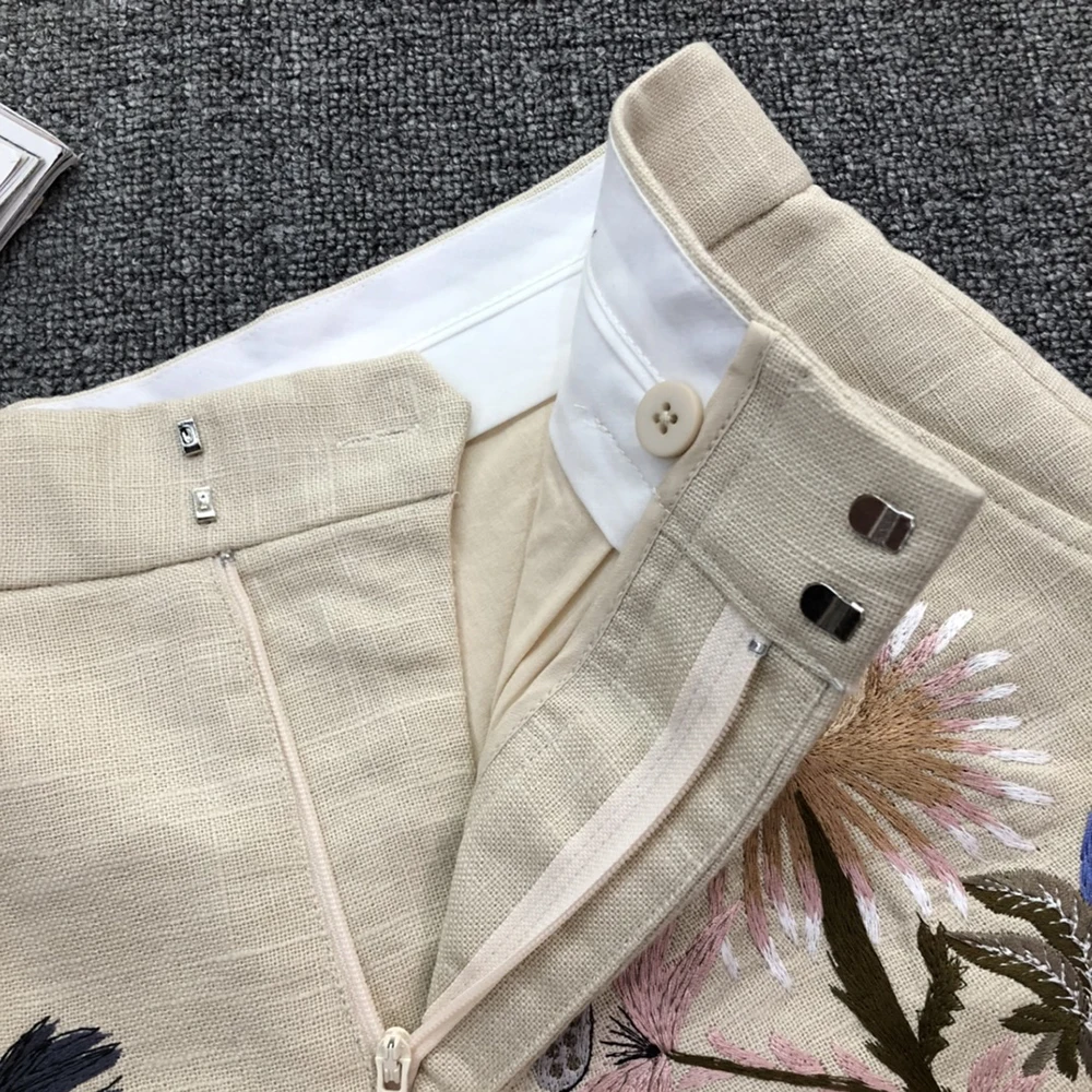 2021 Runway embroidery flower shorts beige wild flower embroidery retro fashion shorts for women