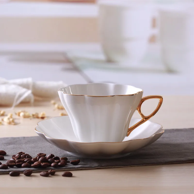 

Белая Роскошная кофейная чашка в европейском стиле, красивая кофейная чашка с золотым ободком, декоративная керамическая чашка для латте, н...