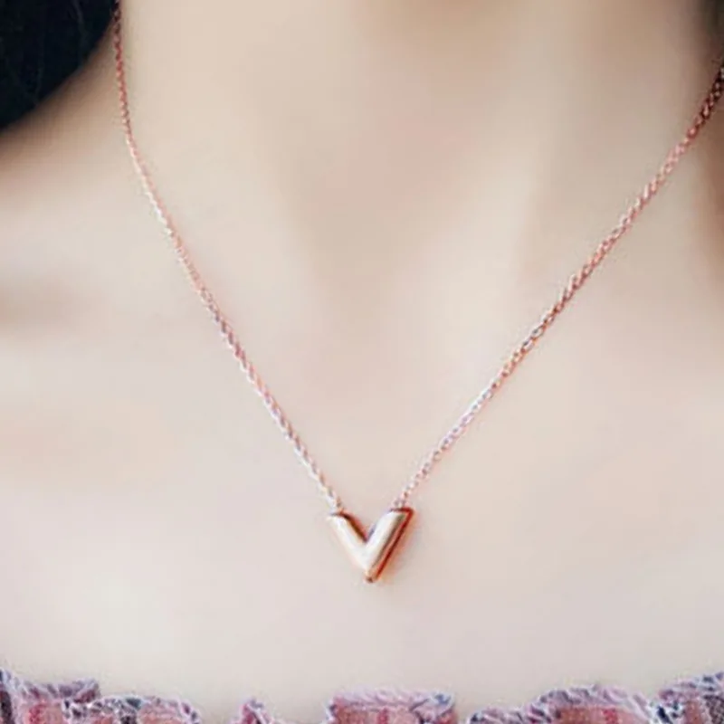 

2021 New Necklace For Women Gold Fashion Titanium Steel V Letter Necklace Women Simple Rose Gold Clavicle Chain Pendant Jewelry