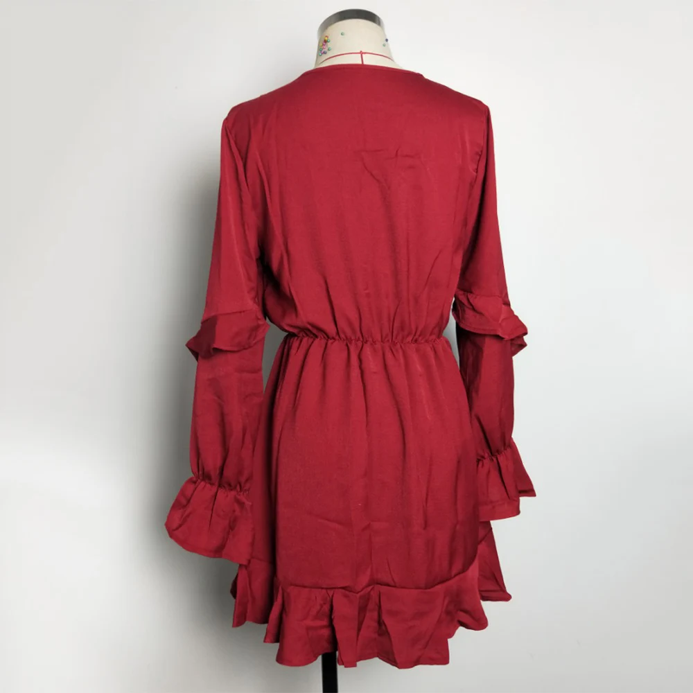 Красное ТРАПЕЦИЕВИДНОЕ приталенное платье с v-образным вырезом и оборками