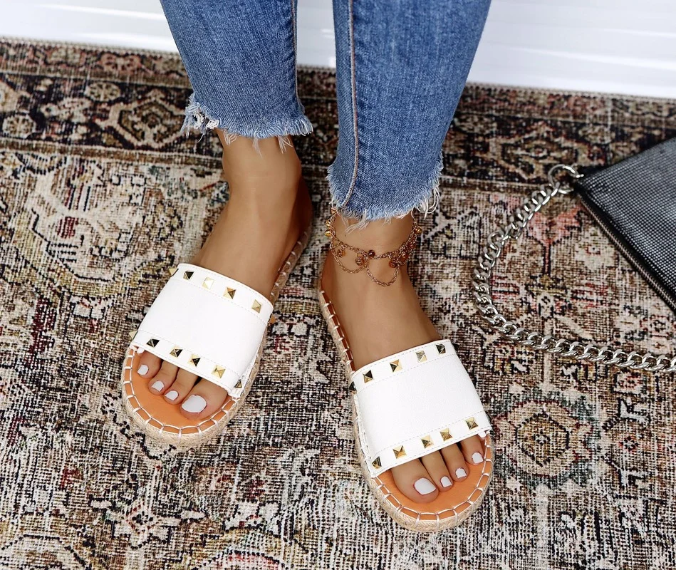 

Women's Sandals Summer Rivet Flat Sandals Outdoor Comfortable Open-toed Light Casual Shoes Beach Shoes Zapatos De Mujer 2021