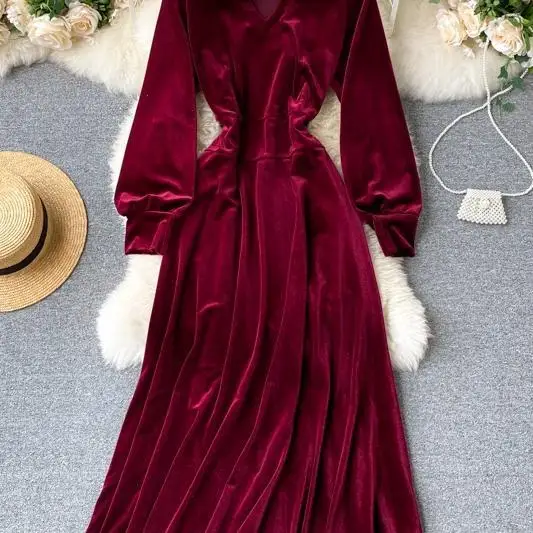 

2020 French retro velvet dress women's autumn and winter new hollow out round neck slim mid length dress elegant red party dress