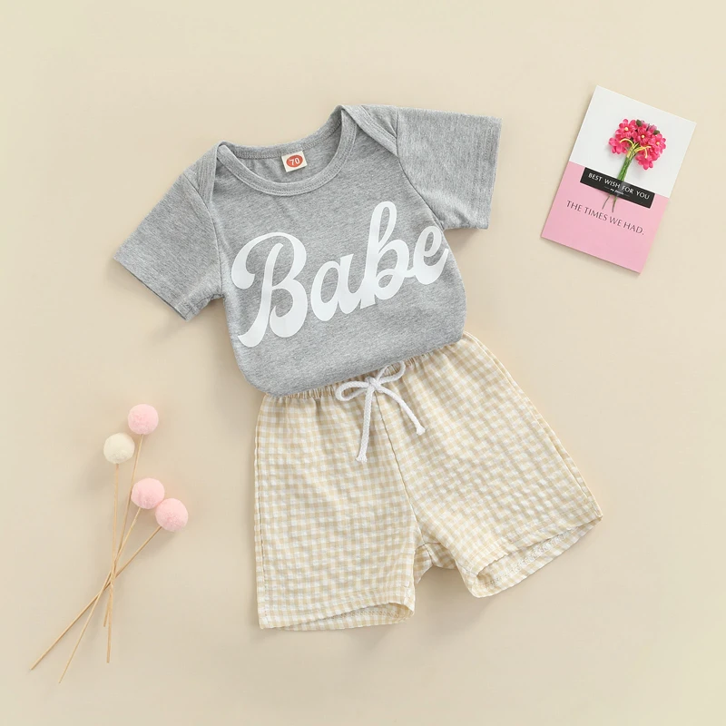 

Комплект летней одежды для новорожденных мальчиков, серый комбинезон с коротким рукавом и надписью, клетчатые шорты, повязка на голову, пов...