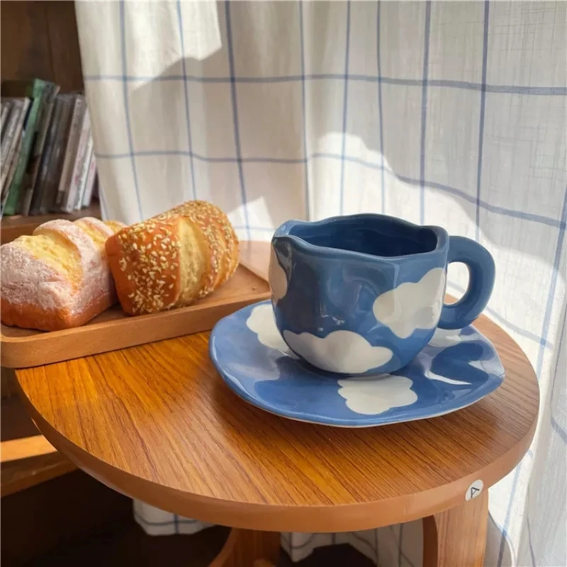 

Необычная керамическая кофейная чашка, креативная абстрактная кружка с голубым небом и белым облаком, тарелка для послеобеденного чая, наб...