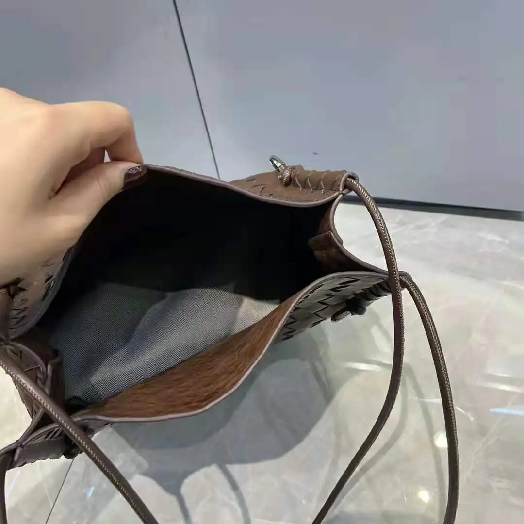 

Female bag autumn 2021 new fashion European and American leather large-capacity bucket bag shoulder bag woven armpit bag handbag