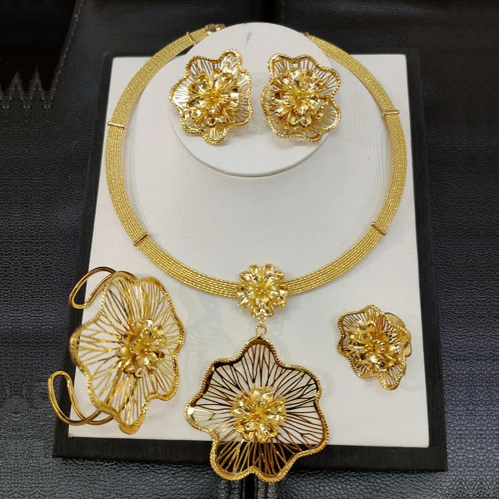 

Комплект из колье, серёг, кольца и кольца, золотистого цвета