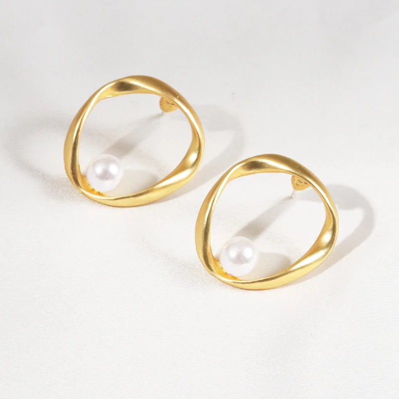 Женские серьги с жемчугом простые в стиле панк матовыми жемчужинами