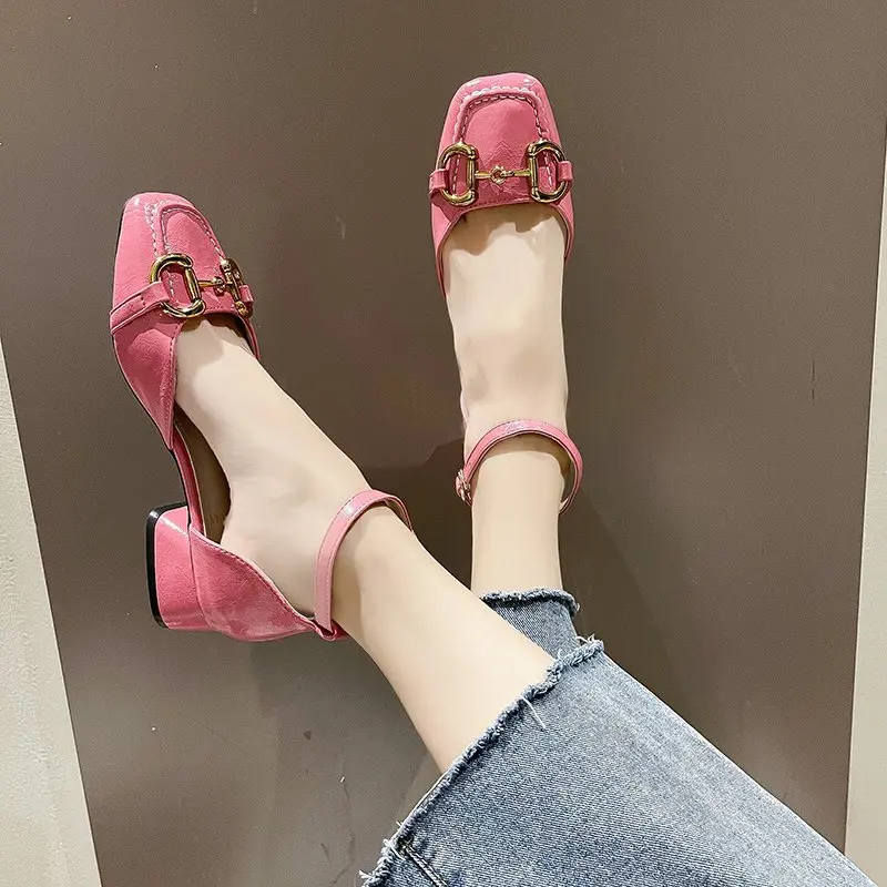 

Crash sandals female 2021 summer new square head with thick with the horse street fashion buckle hollow word buckle sandals tide