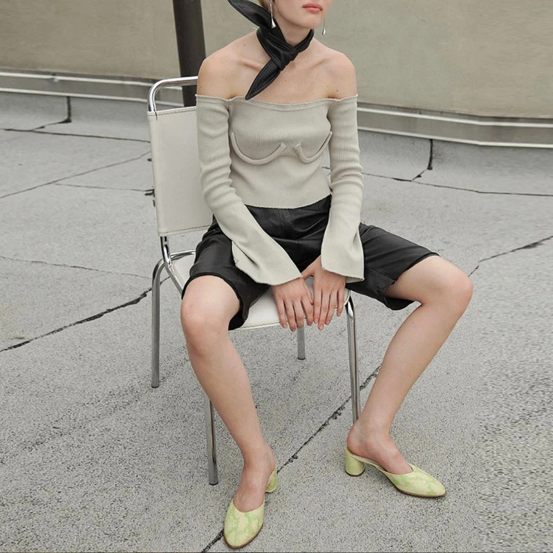 Женская футболка с открытыми плечами TWOTWINSTYLE осенняя Повседневная разрезом