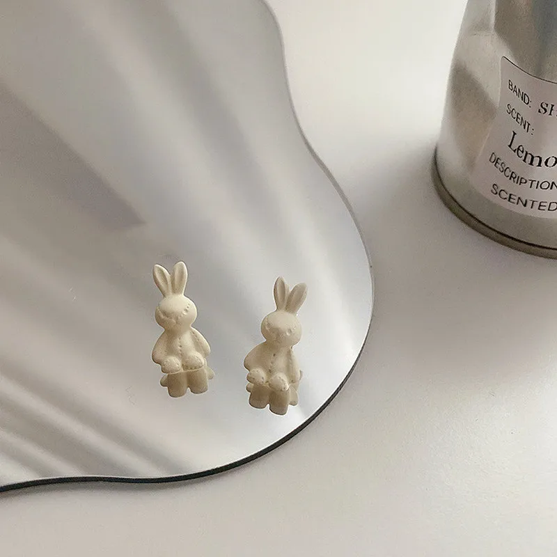 

VSnow уникальный дизайн милый белый кролик висячие серьги для женщин с модным животным массивные серьги в виде капель с вечерние ювелирные из...