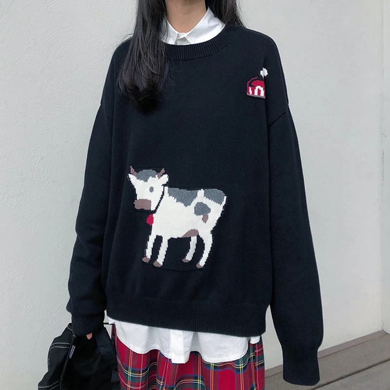 Свитер женский осенний с вышивкой в виде коровы круглым вырезом и длинным