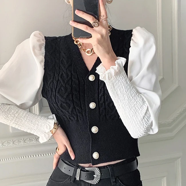 

Женский свитер с рукавами-фонариками и V-образным вырезом