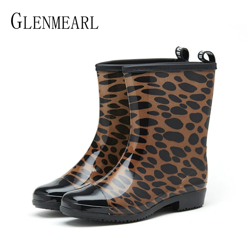 Непромокаемые сапоги женские пикантные леопардовые резиновые нескользящая