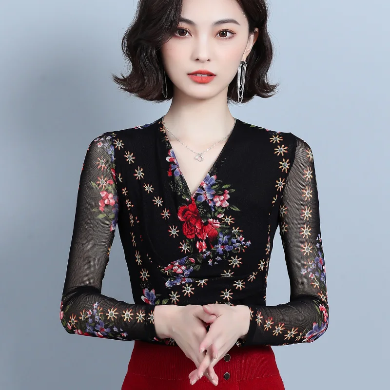 Женская блузка с длинным рукавом черная сетчатая V образным вырезом и принтом