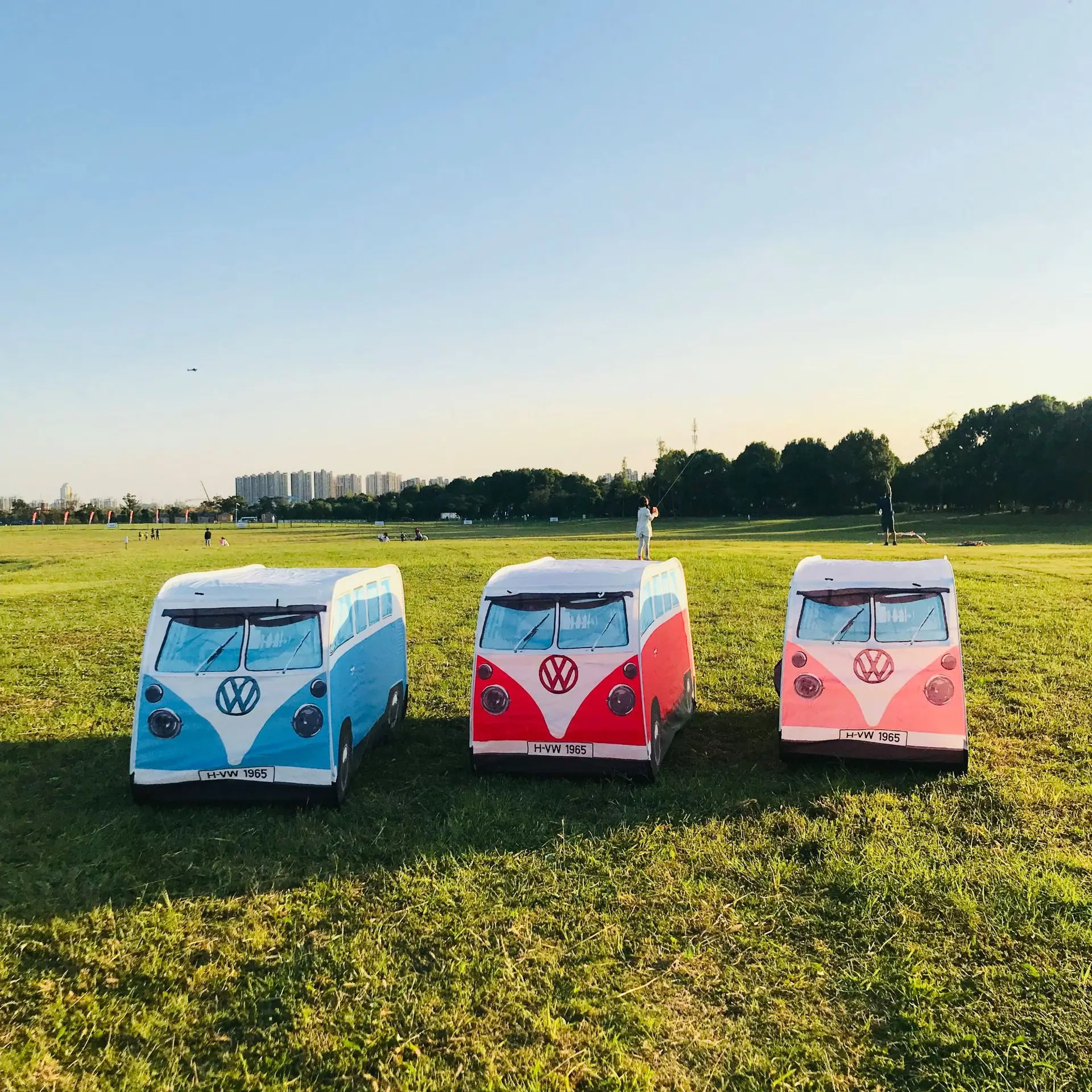 С изображением машинок и автобусов дизайнерская футболка для мальчиков палатка