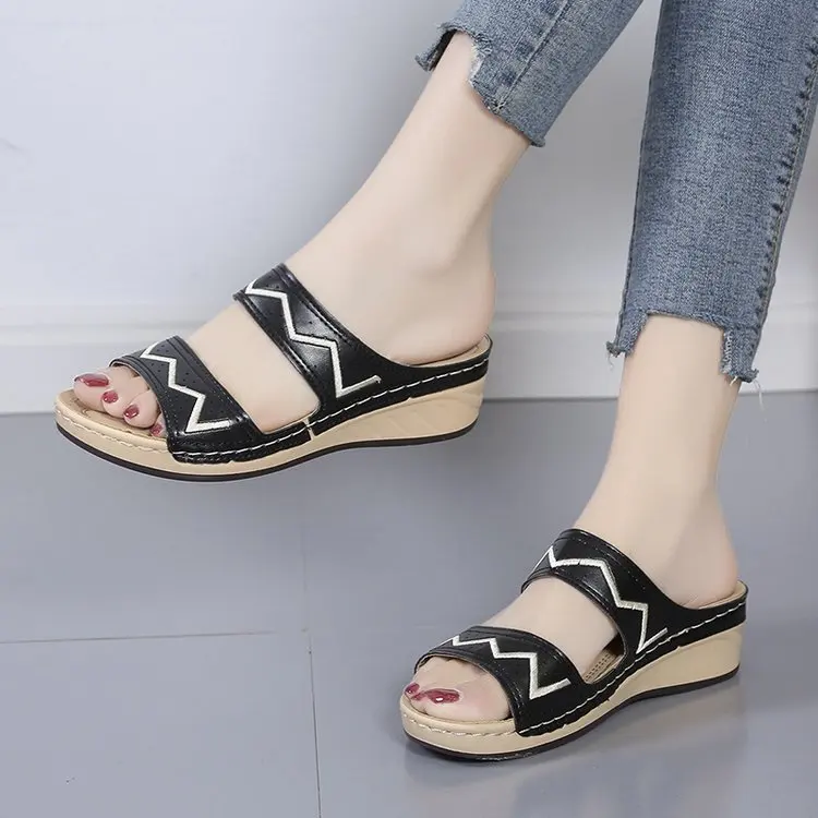 

Women's Brand Slippers European and American Large Size 43PU Face Hollow Embroidered Platform Women's Sandals and Slippers