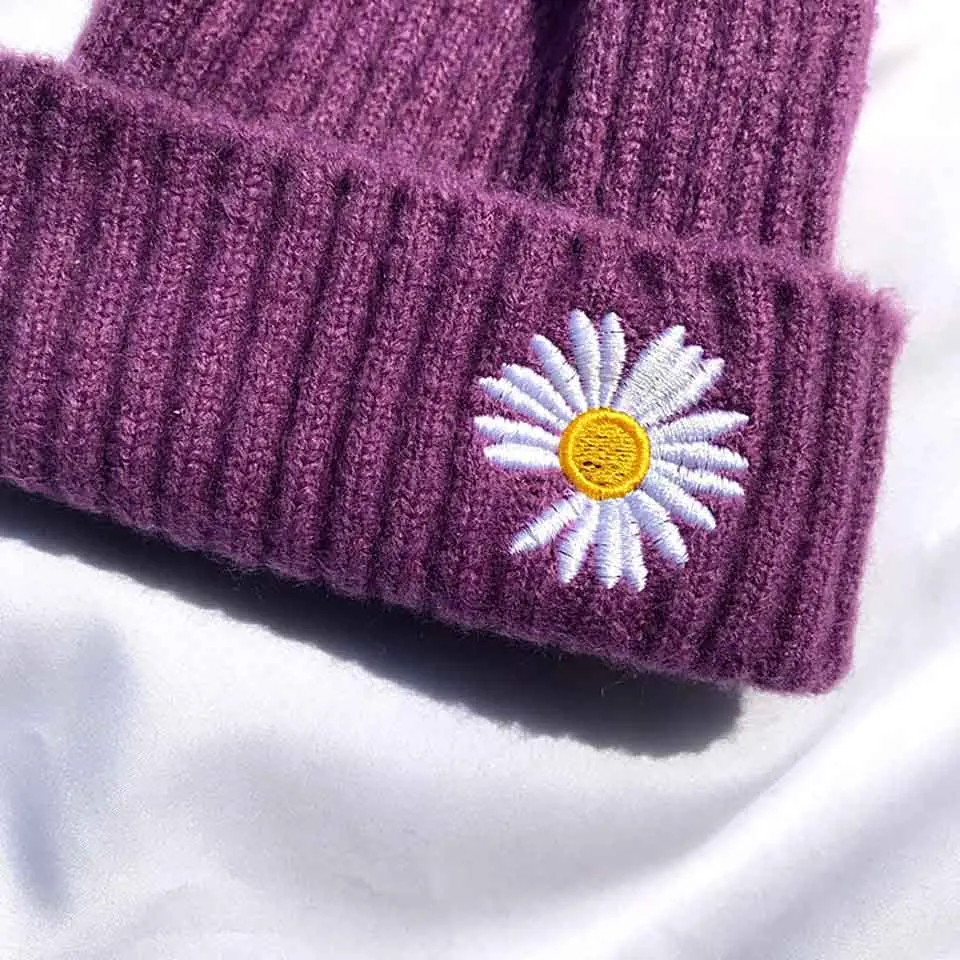 Женская вязаная шапка ярких цветов с вышивкой маргаритки теплая мягкая модная