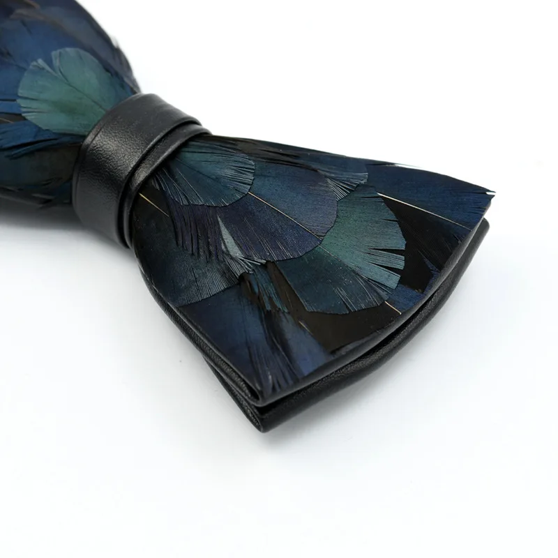 Уникальный оригинальный галстук-бабочка в белый горошек с перьями ручной работы