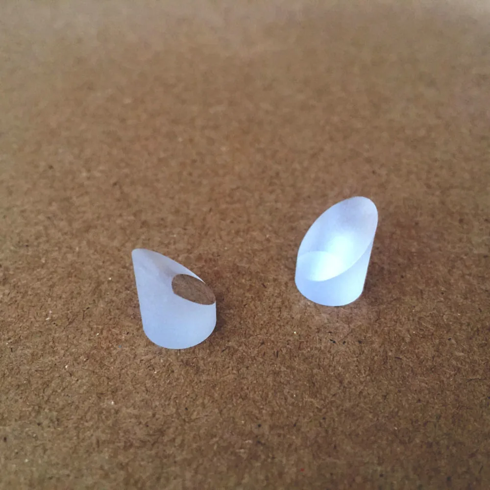 Линза из оптического стекла клиновидная призма с углом диаметром 9 мм наклонная