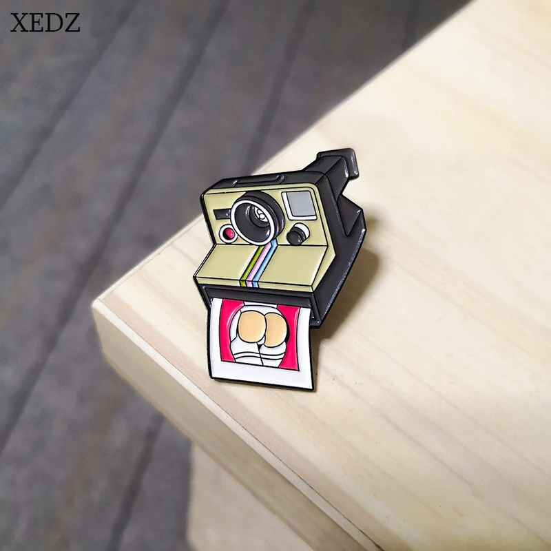 

XEDZ cartoon camera shooting alien photo enamel pin retro personality hobby photography shirt coat lapel brooch jewelry gift