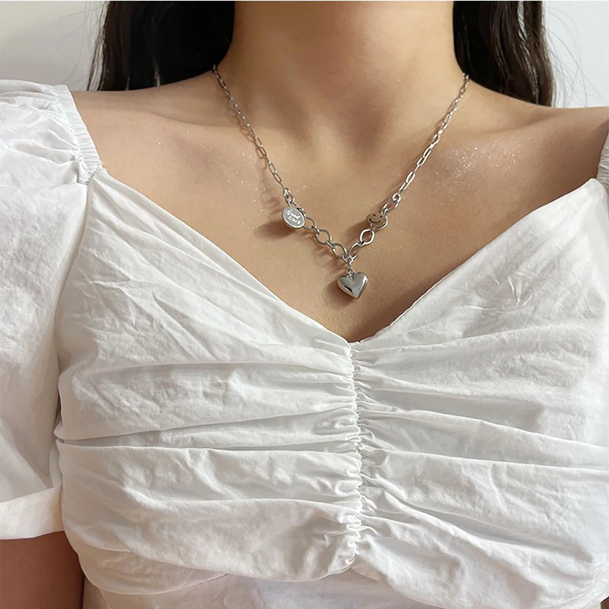 

Moloye 2021 Cold Wind Niche Hip-Hop Peach Heart Smiling Face Necklace Female Bungee Street Net Red Long Sweater Chain Necklace